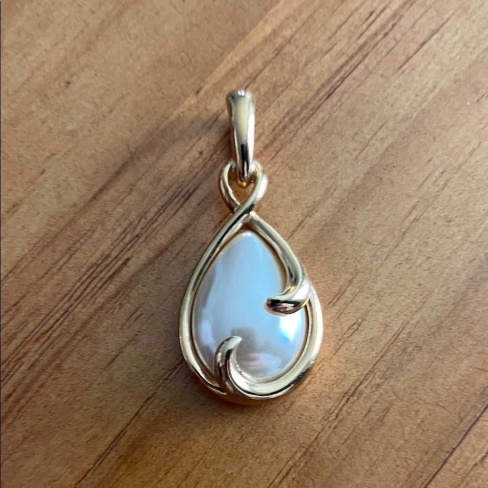 BOGO Lady Remington Gold Tone and Faux Pearl Pendant